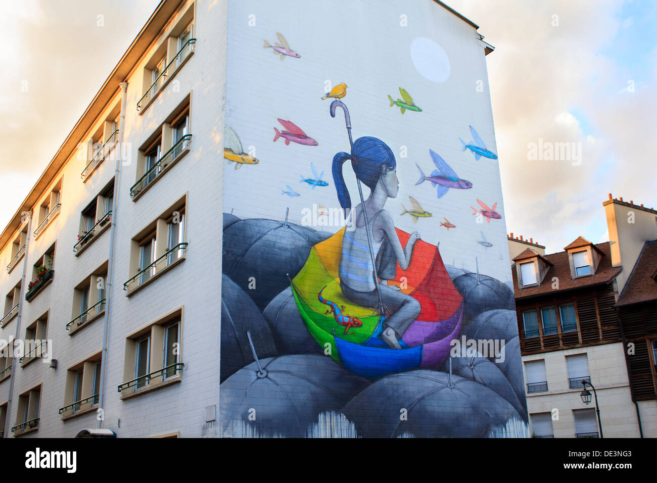 Street art à Paris / L'un des immeubles parisiens avec de belles peintures sur elle, Paris, France Banque D'Images