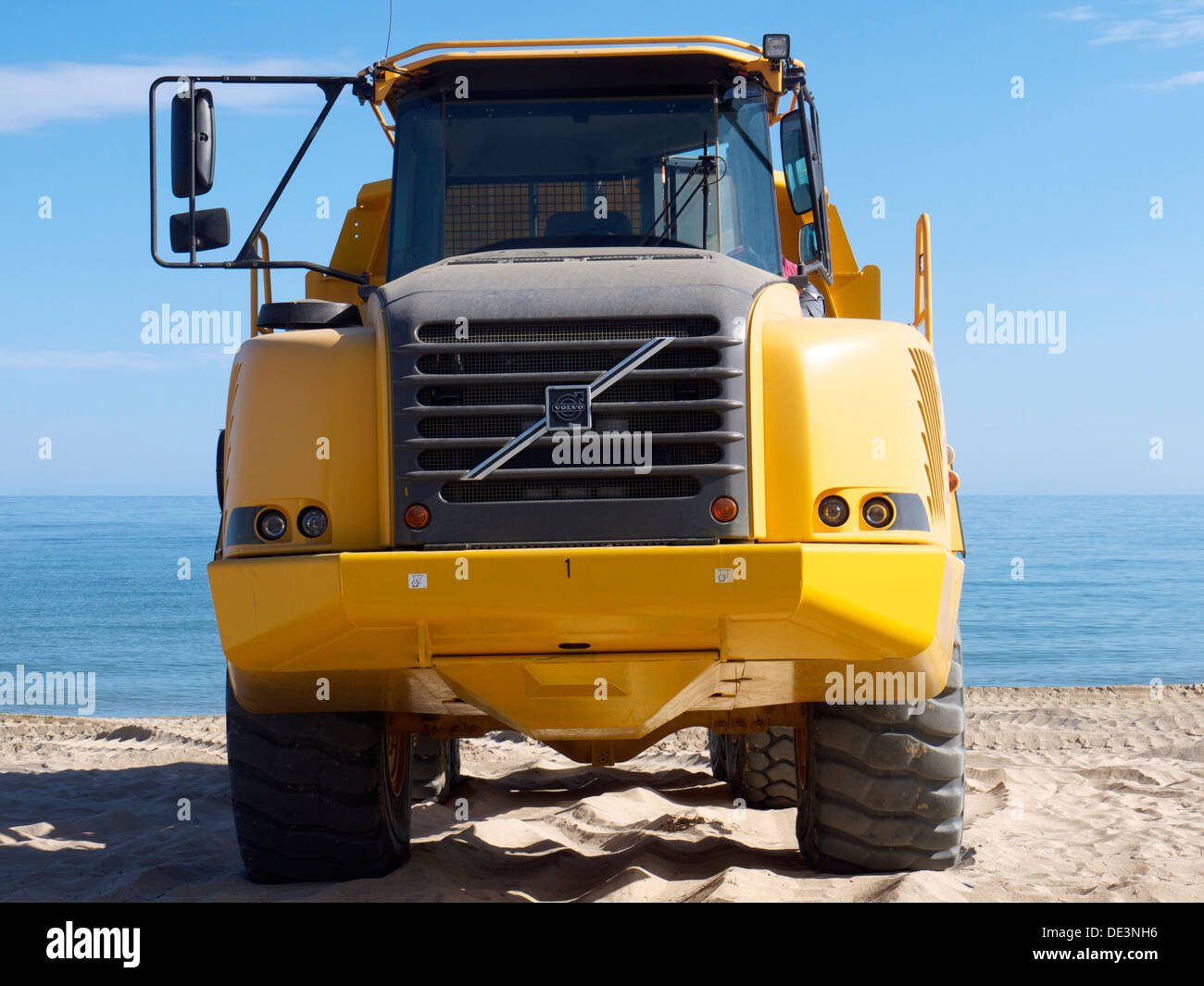 Vue de face d'un gros camion jaune pour le sable autour de la plage Banque D'Images