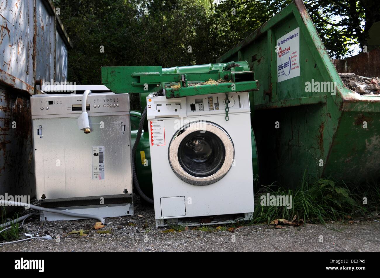 Vieilles machines à laver dans un centre de recyclage Photo Stock - Alamy
