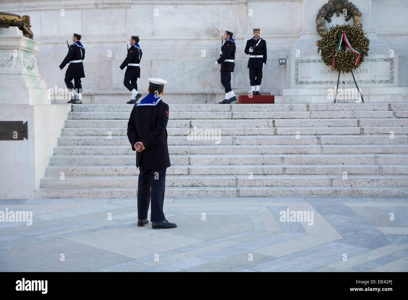 Gardiens de la Tombe du Soldat inconnu en face de le Vittoriano à Rome, Italie. Banque D'Images