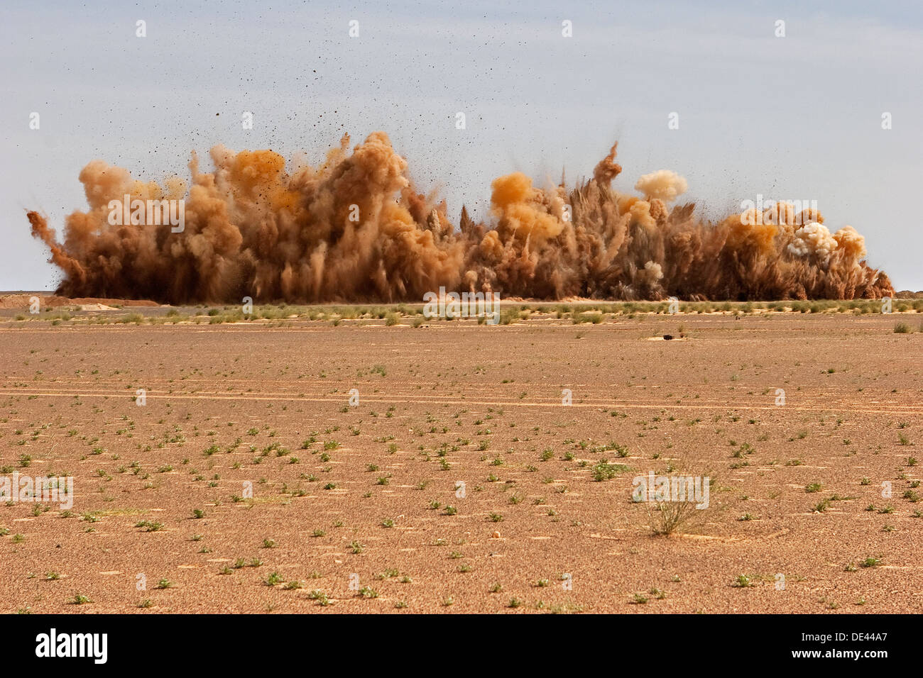 Les roches du minerai de dynamitage dans une surface à ciel ouvert mine à ciel ouvert d'or, de l'ouest du désert du Sahara, de la Mauritanie, l'Afrique de l'Ouest Banque D'Images