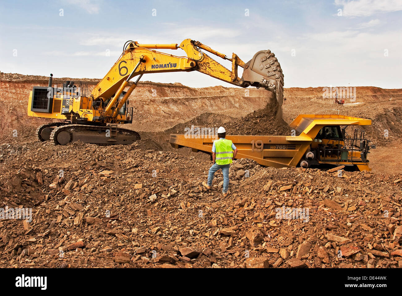 La supervision du superviseur de l'exploitation de la mine d'or à ciel ouvert de la surface en fonte avec pelle et grand routier, de la Mauritanie, Afrique du Nord-Ouest Banque D'Images