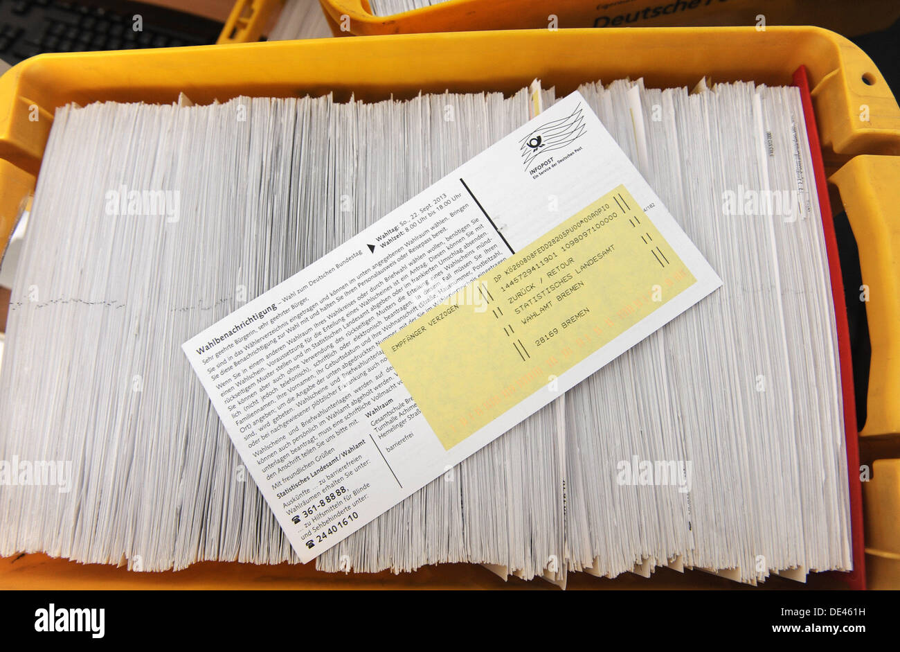 Brême, Allemagne. 11e Août, 2013. Caisses remplies de cartes de vote non livrés sont représentés à l'état de la statistique Bremen à Brême, Allemagne, le 11 septembre 2013. Des milliers de cartes de vote n'a pas pu être livrée par l'Allemand mailservice. Photo : INGO WAGNER/dpa/Alamy Live News Banque D'Images