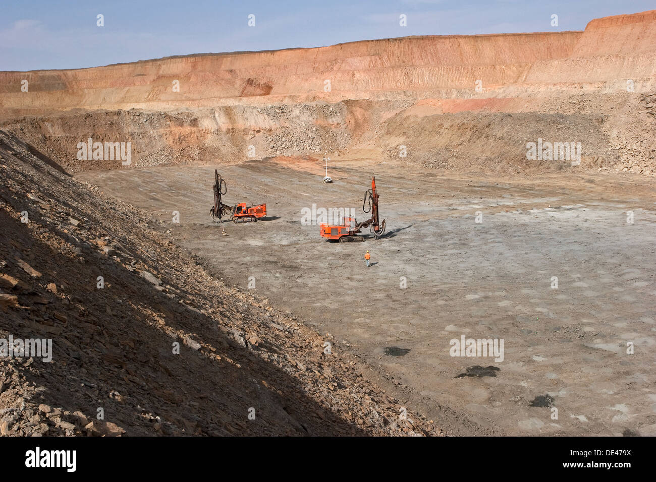 Or, l'exploitation minière de surface le perçage des trous pour des frais avant de souffler de machines de forage dans la fosse, Mauritanie, Afrique du Nord-Ouest Banque D'Images