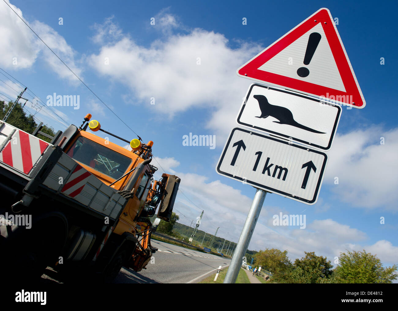 Katzwinkel, Allemagne. 11e Août, 2013. Un panneau routier indique un avertissement pour les loutres de passage sur un chemin de campagne sur l'île de Rügen, Allemagne, près de Lietzow 11 septembre 2013. Photo : Stefan Sauer/dpa/Alamy Live News Banque D'Images