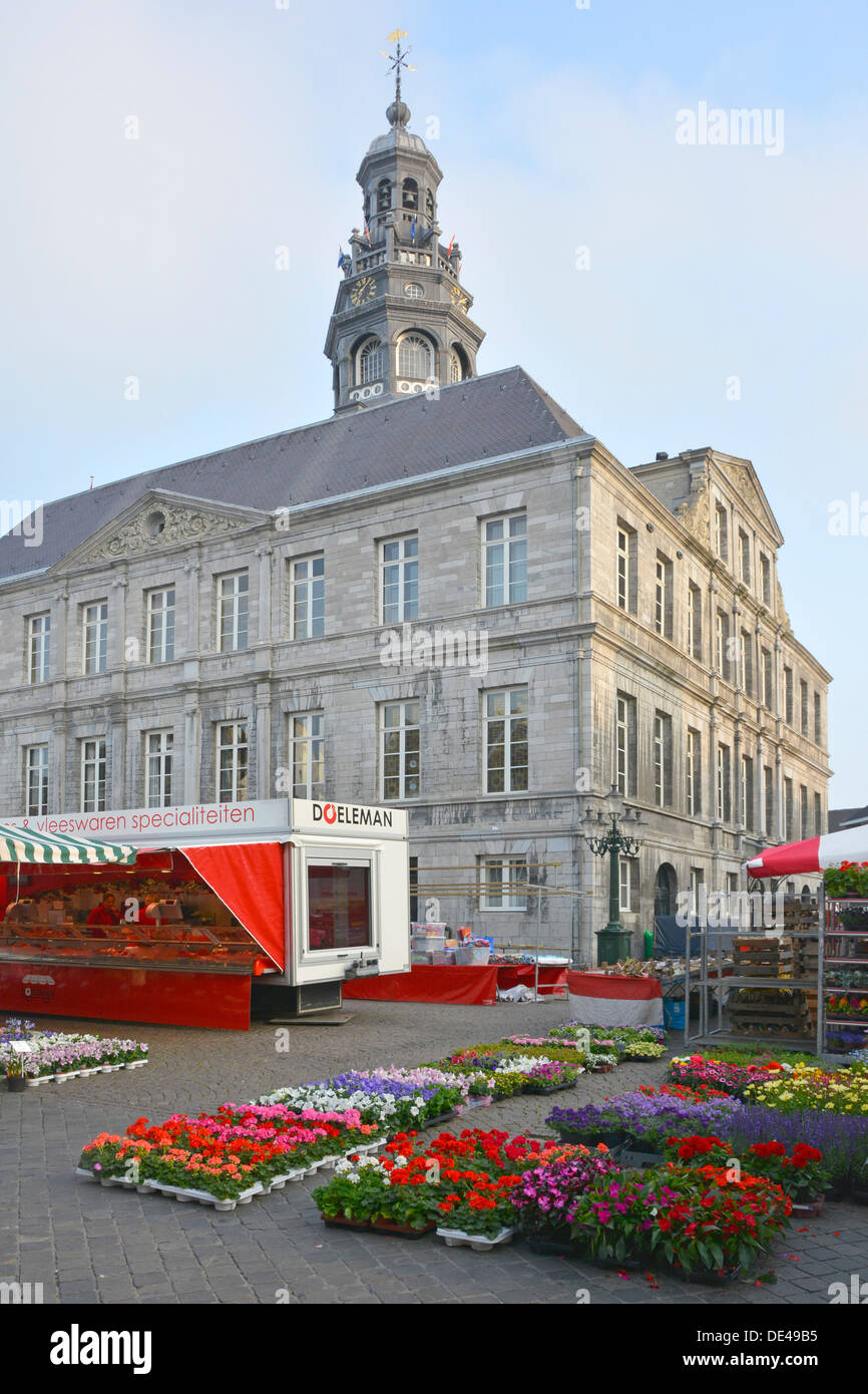 Maastricht marché aux fleurs coloré sur la place de la ville tôt le matin installation en cours bâtiment historique de la mairie au-delà du Limbourg pays-Bas Europe UE Banque D'Images