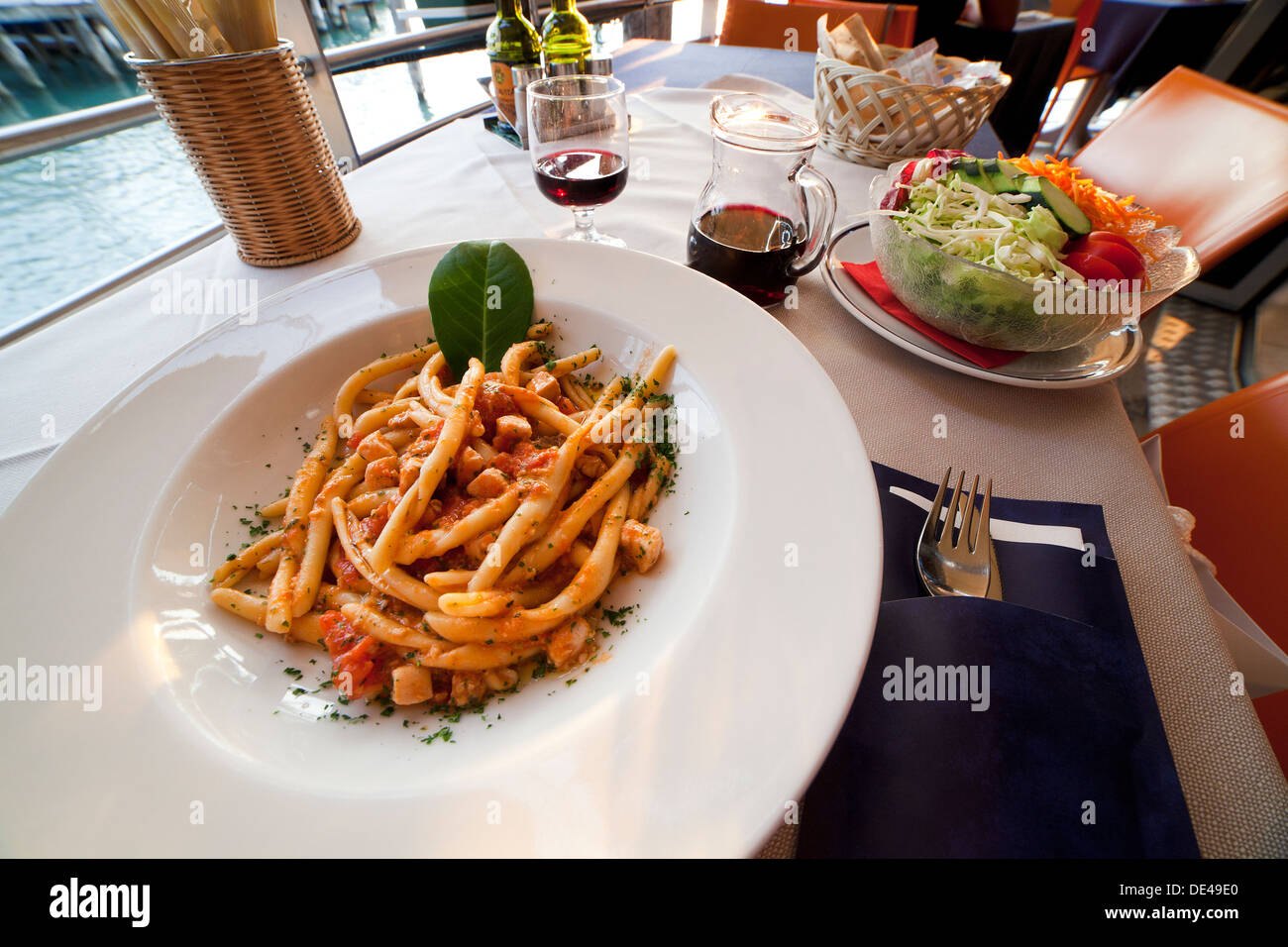 Pâtes et salades sur une table dans un restaurant italien Banque D'Images