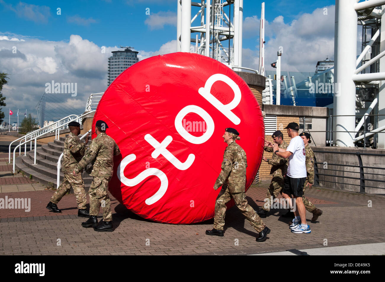 Personnel des Forces canadiennes poussant le Big Red roue de l'Stoptober "stop smoking' campagne, Salford Quays, Manchester, Angleterre, RU Banque D'Images