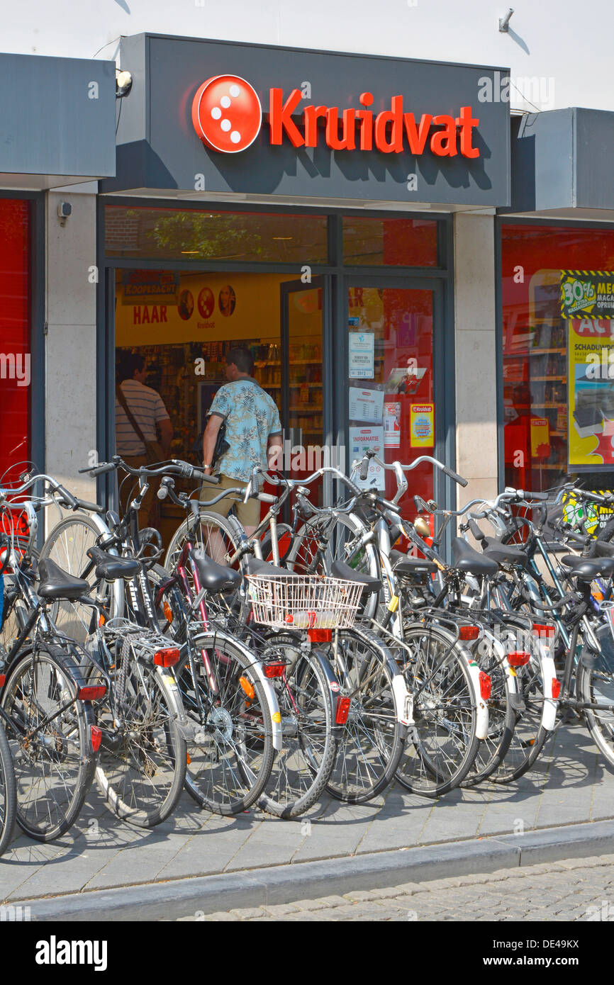 Vélos de Maastricht à l'extérieur entrée d'un magasin Kruidvat, une chaîne  de magasins néerlandais avec la partie intérêt à Superdrug Limbourg Pays-bas  Europe Photo Stock - Alamy