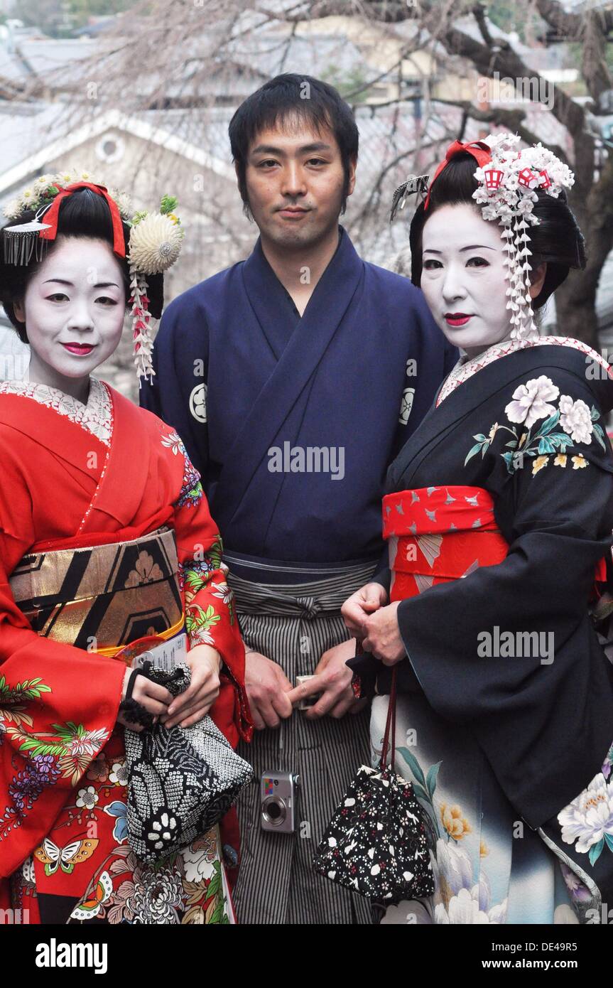 Kyoto Japon geishas et japonais en v tements traditionnels en