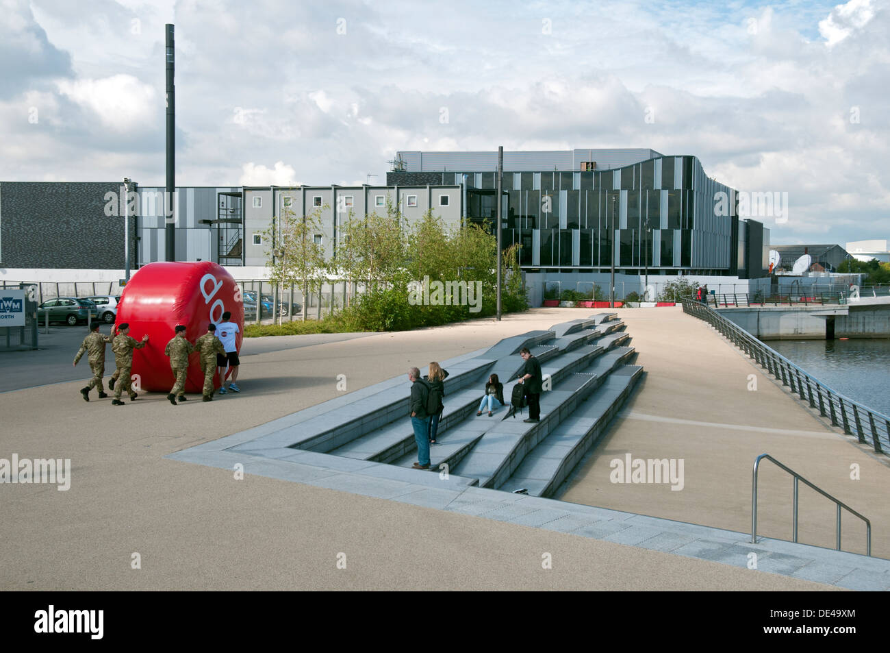Personnel des Forces canadiennes poussant le Big Red roue de l'Stoptober "stop smoking' campagne, Salford Quays, Manchester, Angleterre, RU Banque D'Images