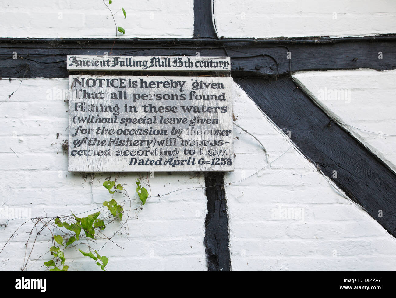 Inscrivez-vous sur l'ancienne 13ème siècle moulin à foulon sur la rivière Itchen. New Alresford. Le Hampshire. L'Angleterre. UK. Banque D'Images