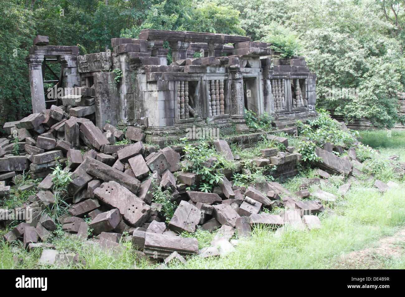 Beng Mealea Temple (hindouistes et bouddhistes), Angkor, Siem Reap, Cambodge. Temple en ruines à l'aide d'un pinceau et de la végétation. Banque D'Images