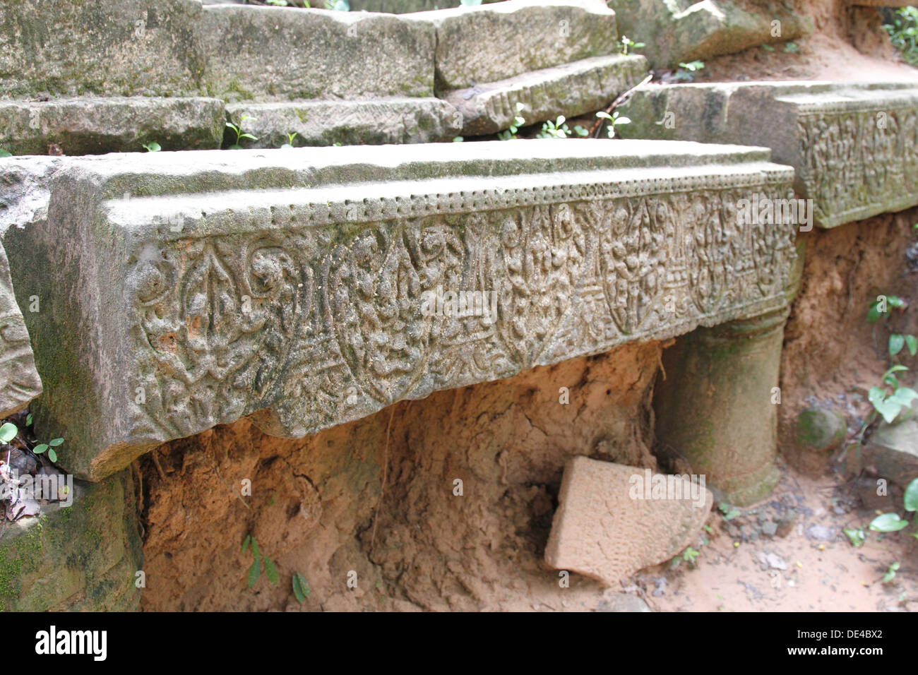 Beng Mealea Temple (hindouistes et bouddhistes), Angkor, Siem Reap, Cambodge. Temple en ruines à l'aide d'un pinceau et de la végétation. Banque D'Images