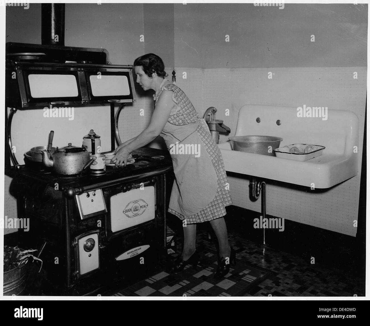 Dans le comté de Shelby, Iowa, la cuisine et le salon d'une ferme de taille moyenne exploitée par son propriétaire. L'habitation met en valeur la vie rurale dans le Midwest, avec un mobilier simple et pratique conçu pour la vie quotidienne de la ferme. Banque D'Images