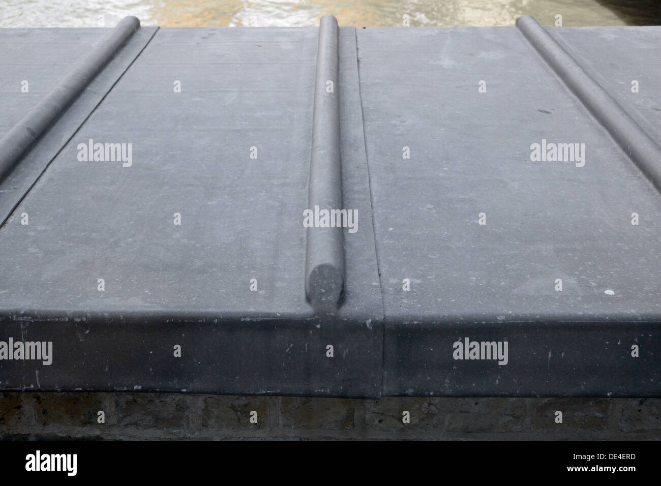 Toit plat couvert de plomb plomb avec joints à rouleaux Banque D'Images