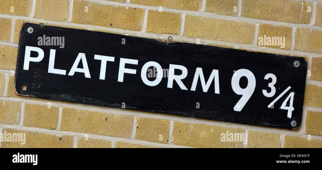 Signer pour la plate-forme neuf et trois quarts à la gare de Kings Cross à partir de l'histoire de Harry Potter et maintenant un point de visite pour ventilateur London England UK Banque D'Images