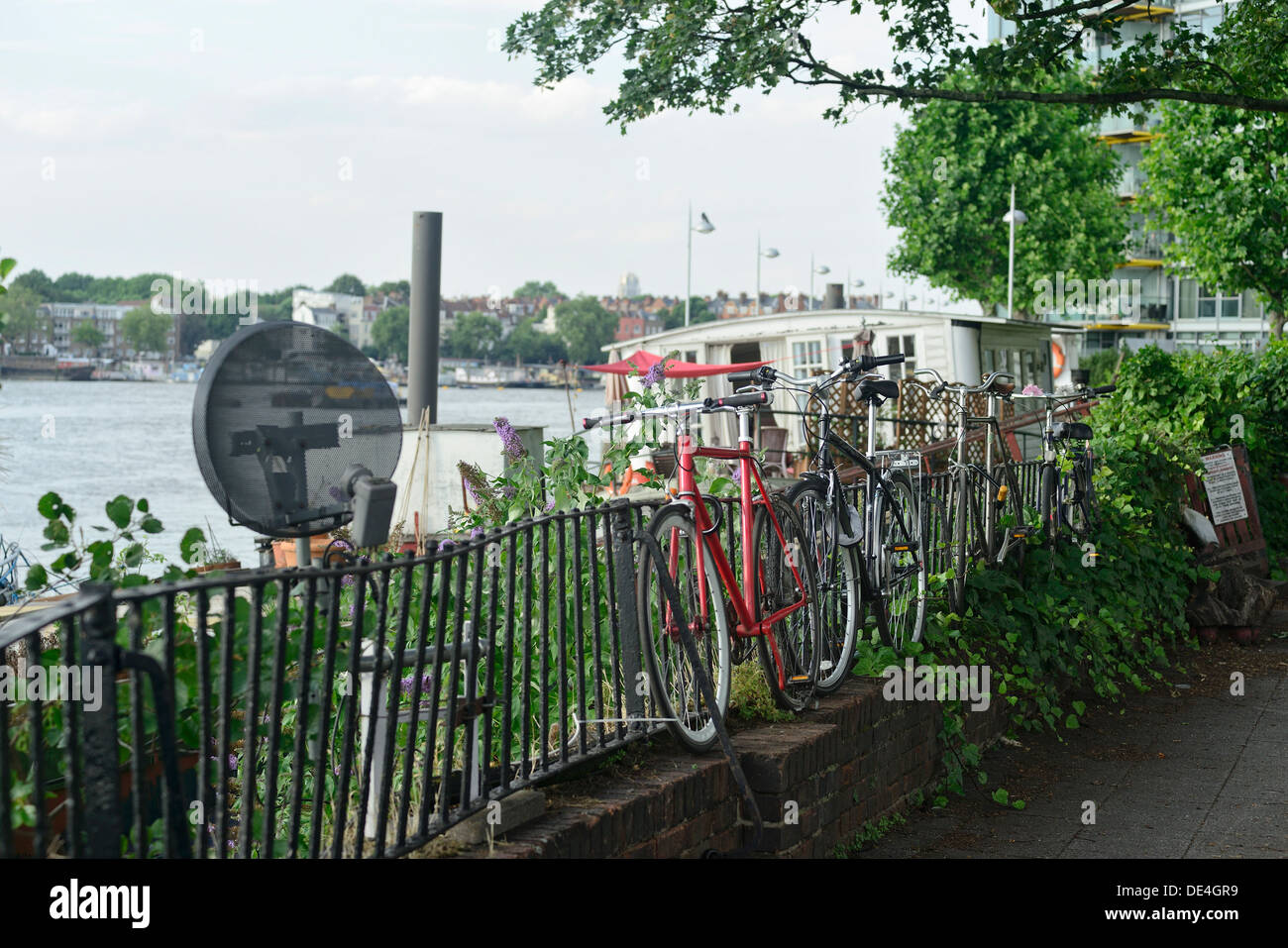 Vélo verrouillé à la rampe à Londres, Royaume-Uni Banque D'Images