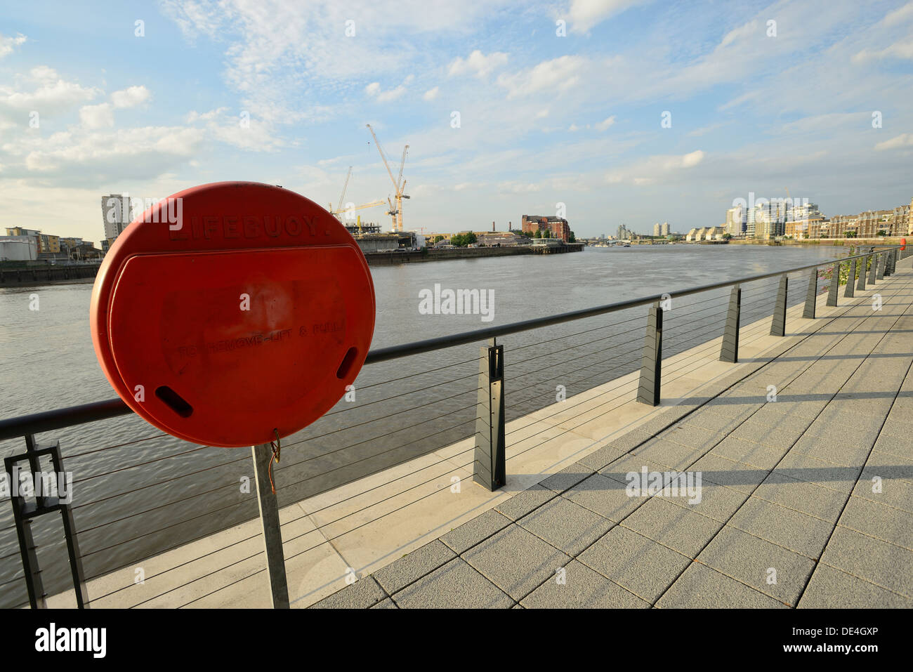 Bouée de sauvetage anneau dans Red Box à River Thames Londres, Royaume-Uni Banque D'Images