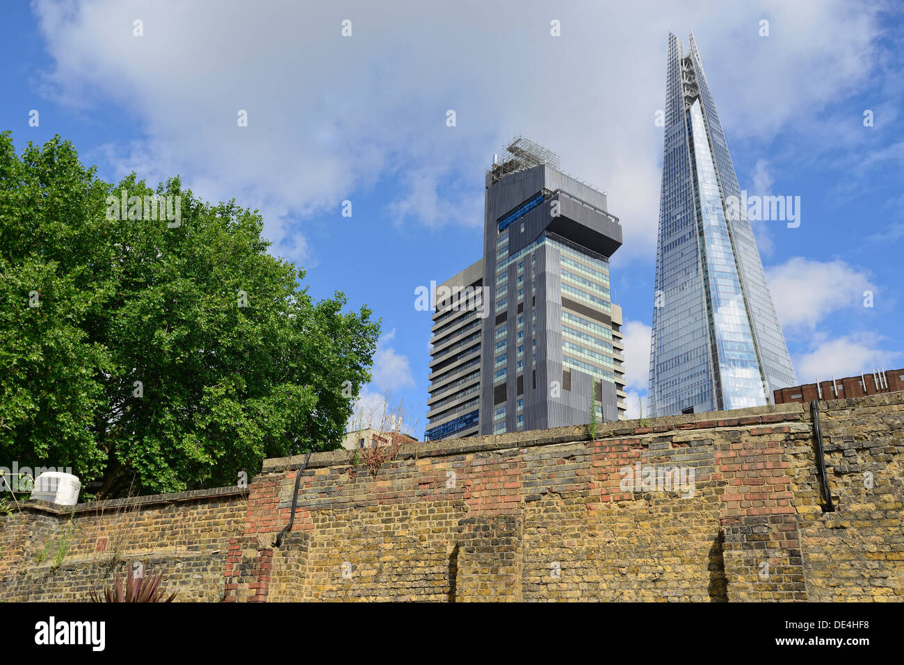 Le gratte-ciel Shard monument à côté de Guy's et St Thomas' Hospital Banque D'Images