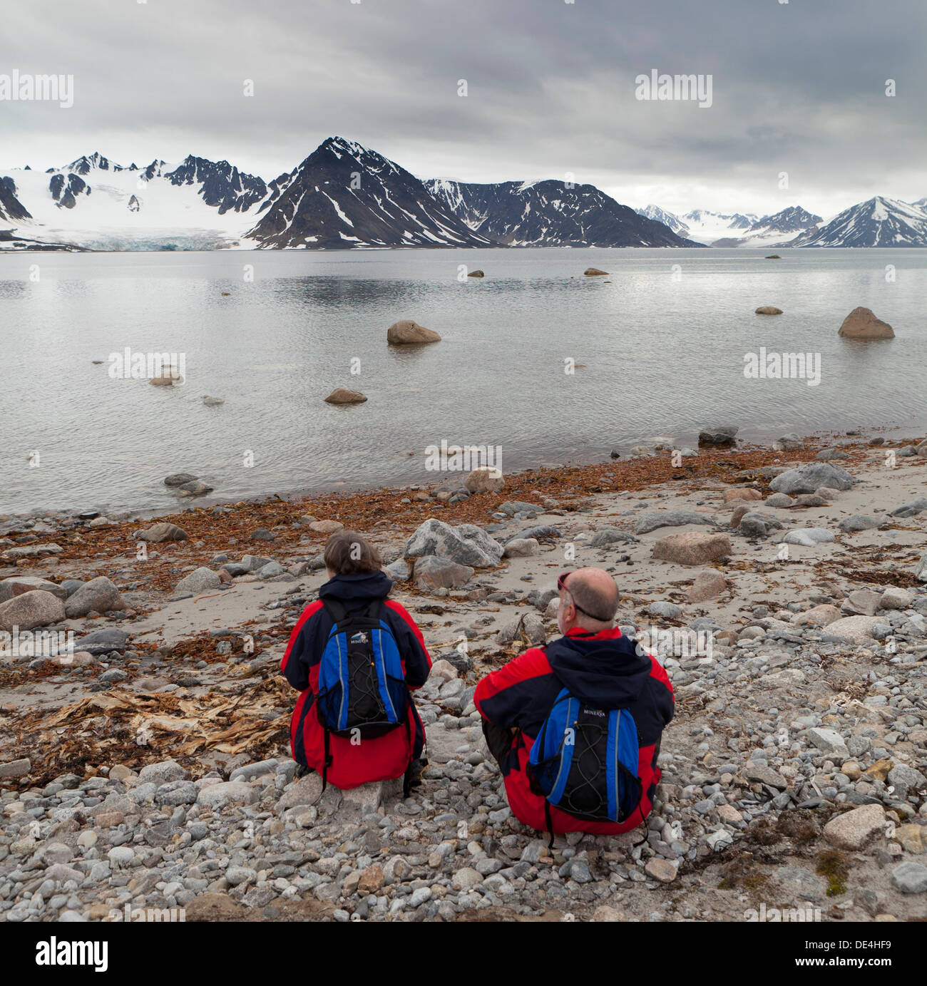 Couple sur la plage à Smeerenburg, île de Spitsbergen, Svalbard, Norvège Banque D'Images