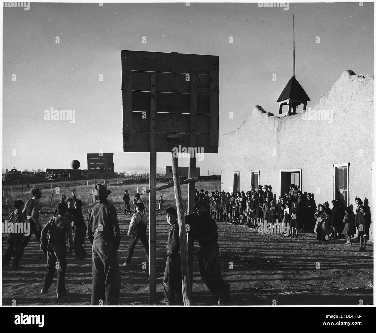 Un match de basket-ball après l'école à Talpa, dans le comté de Taos, au Nouveau-Mexique, capturant les sports des jeunes locaux et l'activité communautaire. Banque D'Images