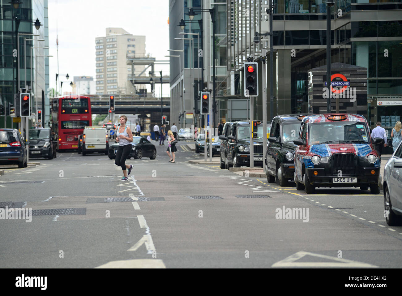 Canary Wharf rue animée avec des gens faisant du jogging, de la marche ou tout simplement se précipiter au travail Banque D'Images