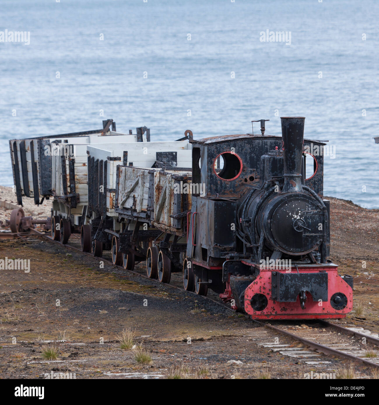 Vieux train à vapeur abandonnés utilisés dans les mines de charbon jours. Ny Alesund, l'île du Spitzberg, Norvège Banque D'Images