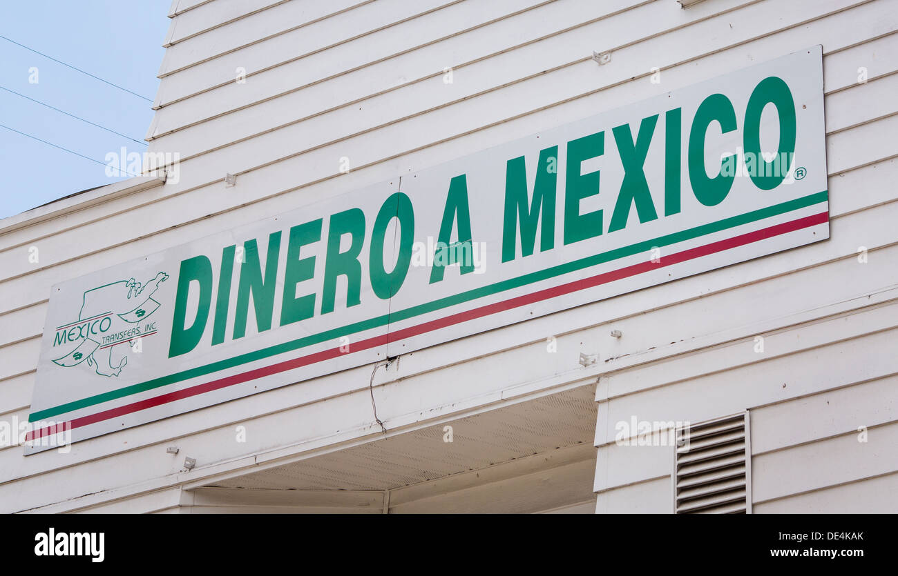 WOODBURN, Oregon, USA - Dinero un Mexique signe sur storefront qui offre un service de transfert à la communauté d'immigrants mexicains. Banque D'Images