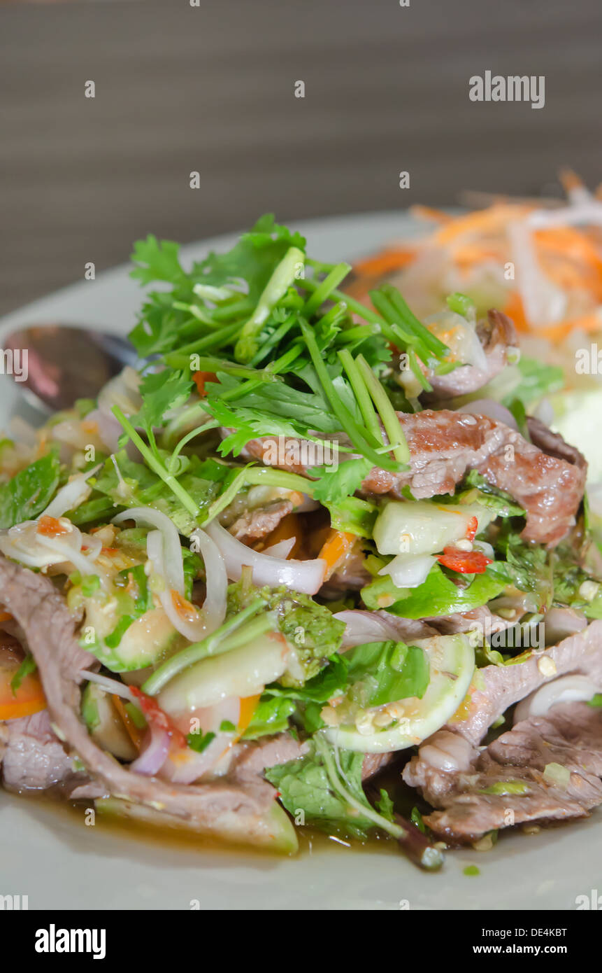 Close up boeuf grillé et salade de légumes mélange épicé , Banque D'Images