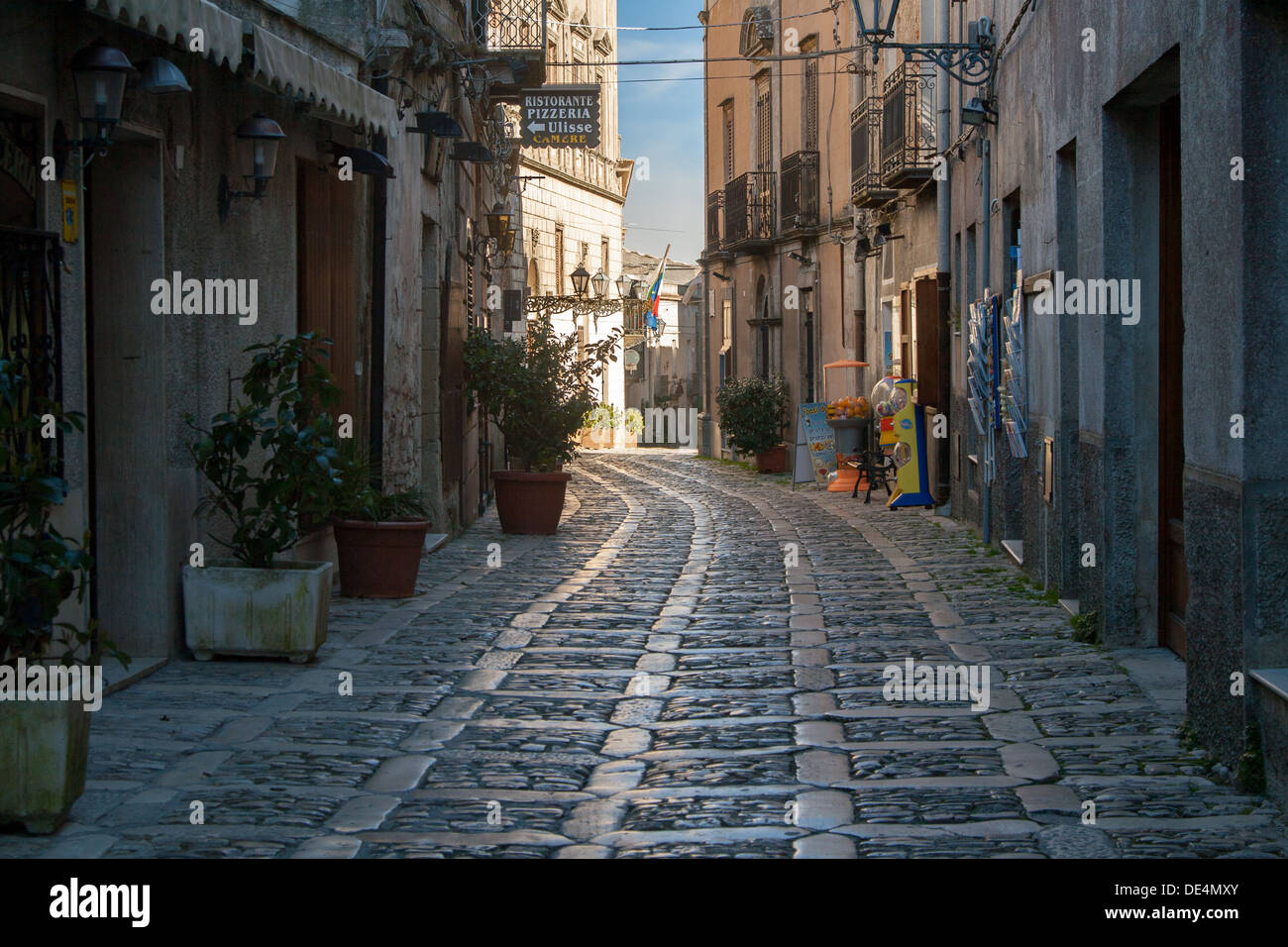 Une route pavées étroites de la ville médiévale d'Erice, Sicile. Banque D'Images