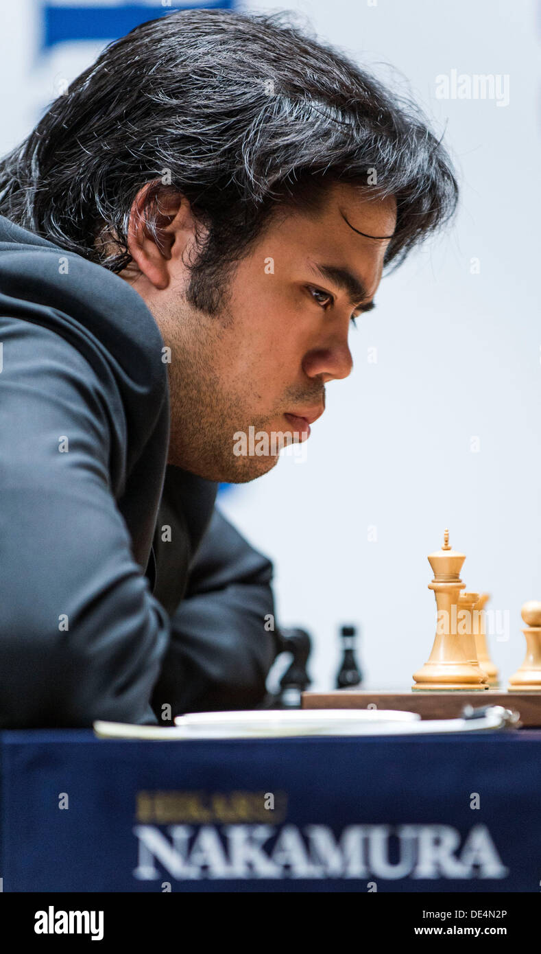 Saint Louis, Missouri, USA. 10e Août, 2013. HIKARU NAKAMURA le grand maître des études d'administration au cours de sa victoire contre Gata Kamsky sur deux jours de la première coupe Sinquefield tenue au Club d'échecs scolaires et centre de Saint Louis. Le tournoi de quatre hommes comprend les deux meilleurs joueurs au monde, Magnus Carlsen (FIDE rating : 2862) et Levon Aronian (FIDE rating : 2802), et les deux meilleurs joueurs aux États-Unis Nakamura (FIDE rating : 2774) et Kamsky (FIDE rating : 2733). Les sept jours de l'événement est sans doute le plus fort tournoi d'échecs dans l'histoire des États-Unis. Crédit : Brian Cahn/ZUMAPRESS.com/Alamy Live News Banque D'Images