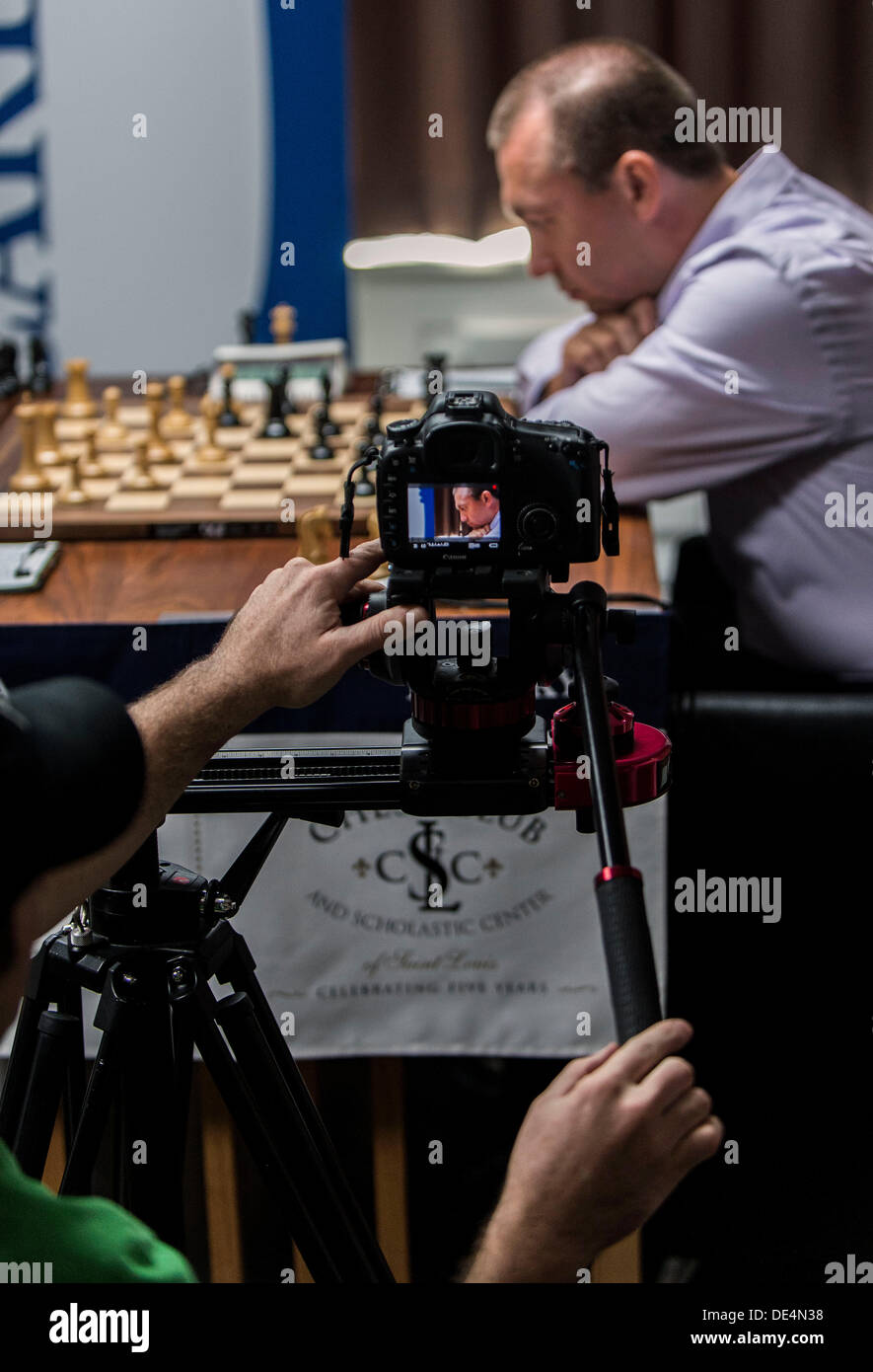 10 septembre 2013 - Saint Louis, Missouri, États-Unis - GATA KAMSKY est enregistrée pendant la lecture contre Hikaru Nakamura sur deux jours de la première coupe Sinquefield tenue au Club d'échecs scolaires et centre de Saint Louis. Le tournoi de quatre hommes comprend les deux meilleurs joueurs au monde, Magnus Carlsen (FIDE rating : 2862) et Levon Aronian (FIDE rating : 2802), et les deux meilleurs joueurs aux États-Unis Nakamura (FIDE rating : 2774) et Kamsky (FIDE rating : 2733). Les sept jours de l'événement est sans doute le plus fort tournoi d'échecs de voyage en histoire.(Image Crédit : © Brian Cahn/ZUMAPRESS.com) Banque D'Images