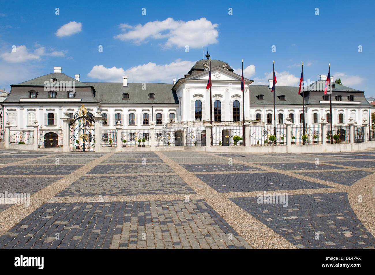 Large vue avant du Palais Grassalkovich (Grasalkovicov Palac) de Bratislava, Slovaquie, résidence du Président de la Slovaquie Banque D'Images