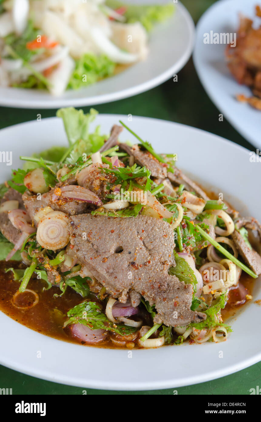 Tranches de foie, salade épicée est une nourriture thaïe Banque D'Images