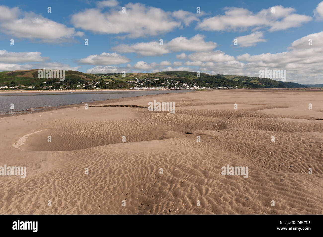 Aberdovey seaside village niché dans le nord de la rivière Dyfi au sein du Parc National de Snowdonia de Ynyalas sandbanks originaux Banque D'Images