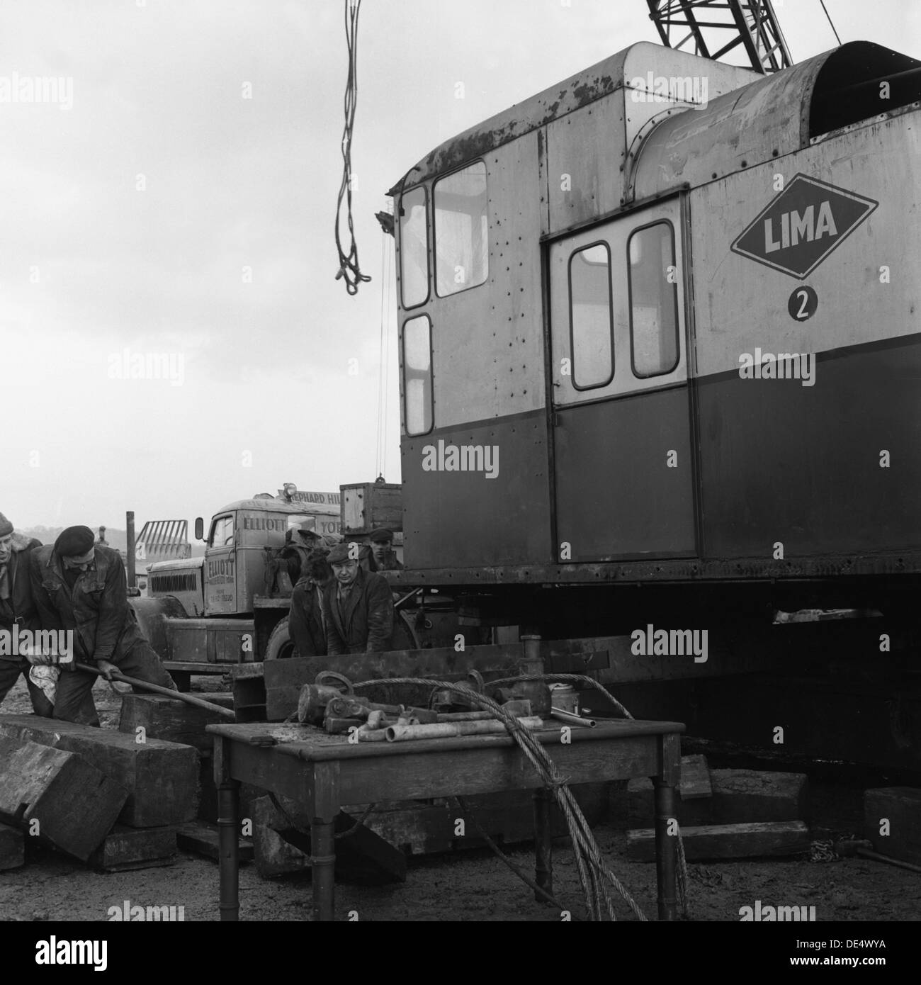 Début des années 1940 Diamond T camion tirant une grande charge, South Yorkshire, 1962. Artiste : Michael Walters Banque D'Images