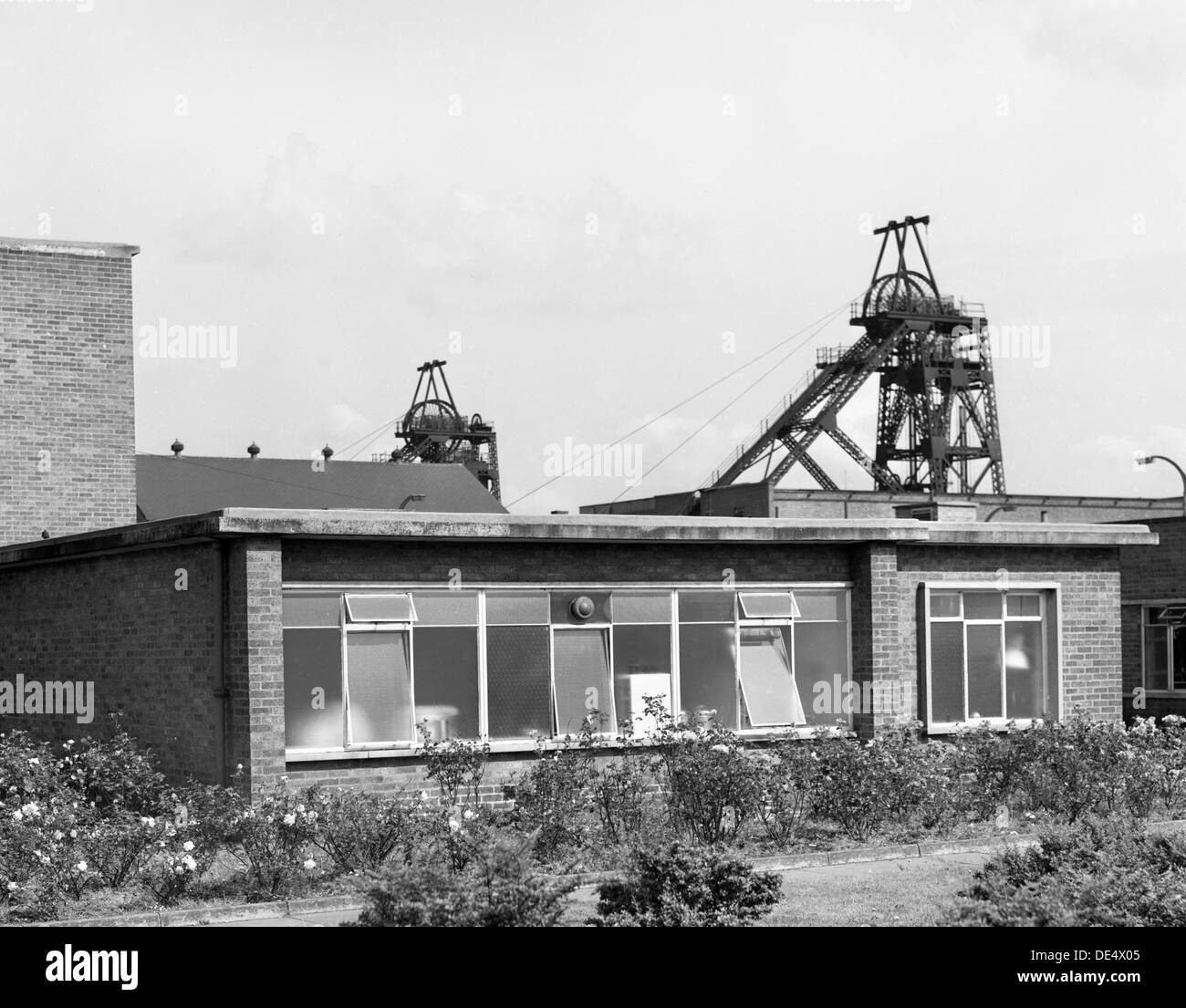 La tête de puits et bureaux au nord, la mine de Ollerton, Nottinghanshire 11 juillet 1962