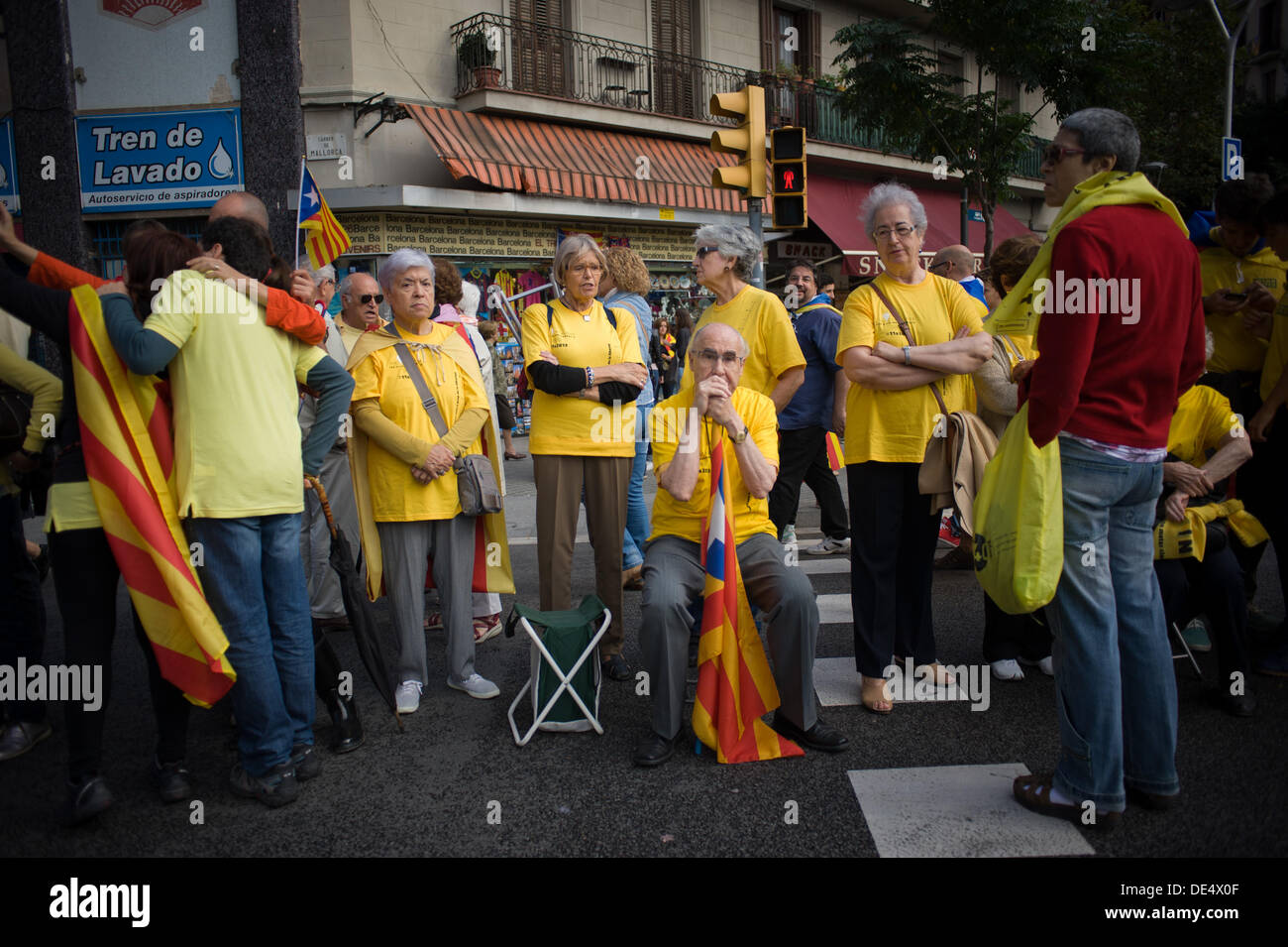 Barcelone, Catalogne, Espagne, le 11 septembre 2013. Les personnes âgées de participer à la chaîne humaine à Barcelone. Coïncidant avec la Journée nationale de la Catalogne a venir une chaîne humaine de plus de quatre cent mille personnes autour de territoire catalan qui revendique l'indépendance. Crédit : Jordi Boixareu/Alamy Live News Banque D'Images