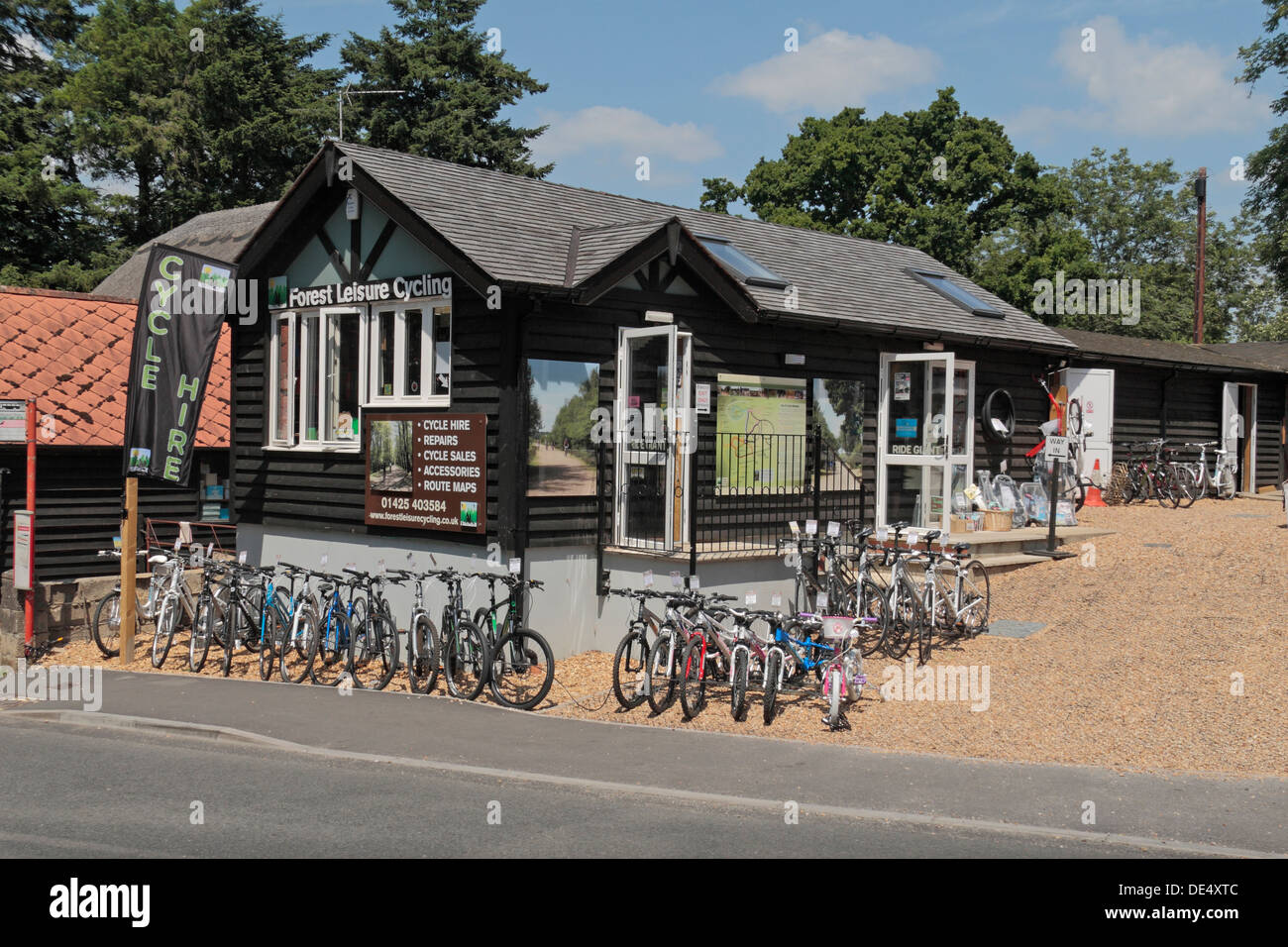 Location de bicyclettes dans le centre du village de Burley, New Forest, Hampshire, Royaume-Uni. Banque D'Images