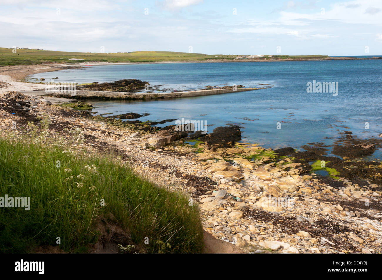 Sandside Bay au village de Skaill sur le continent de l'Est, la péninsule de Deerness, Orkney. Banque D'Images
