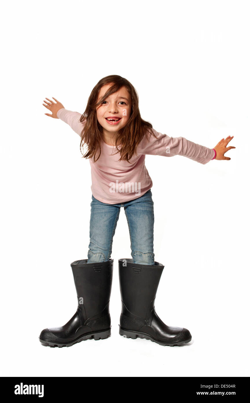 Petite fille de 7 ans avec des bottes de caoutchouc trop gros Photo Stock -  Alamy
