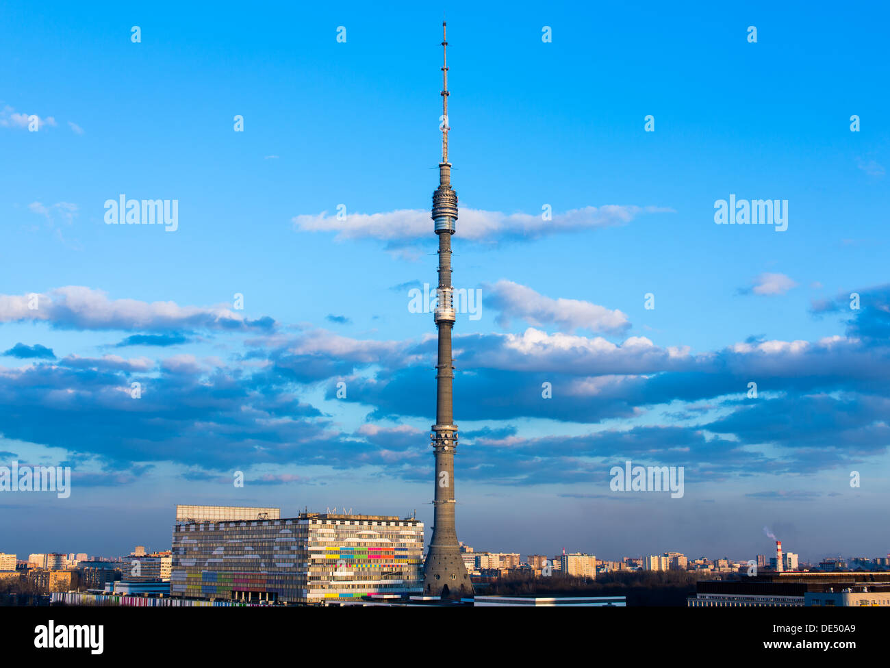 La tour Ostankino de Moscou soirée télé Banque D'Images