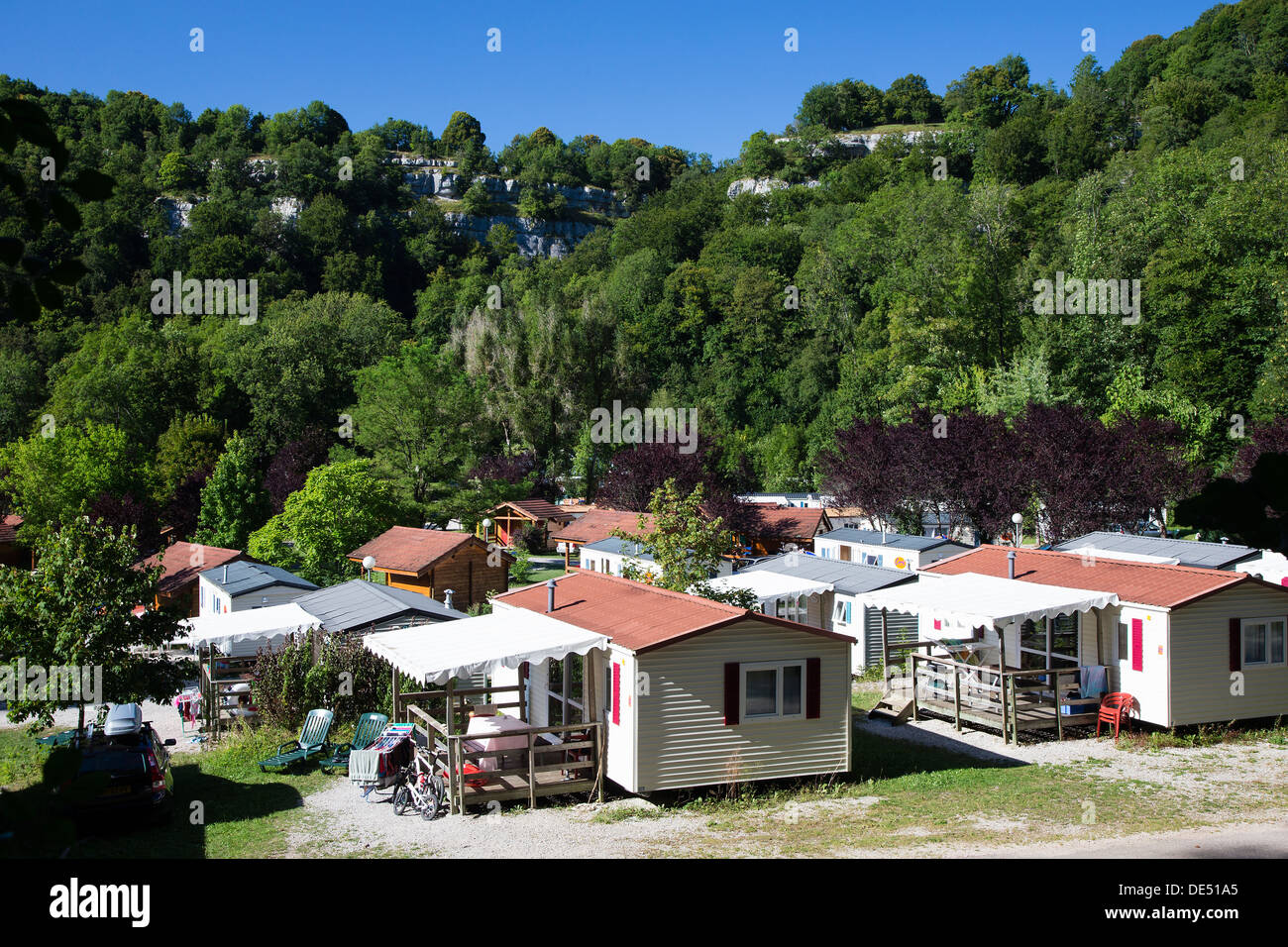 Camping Domaine de Chalain par lac Chalain (lac de Chalain) dans le Jura, de France. Banque D'Images Camping Domaine de Chalain par lac Chalain (lac de Chalain) dans le Jura, de France. Banque D'Images