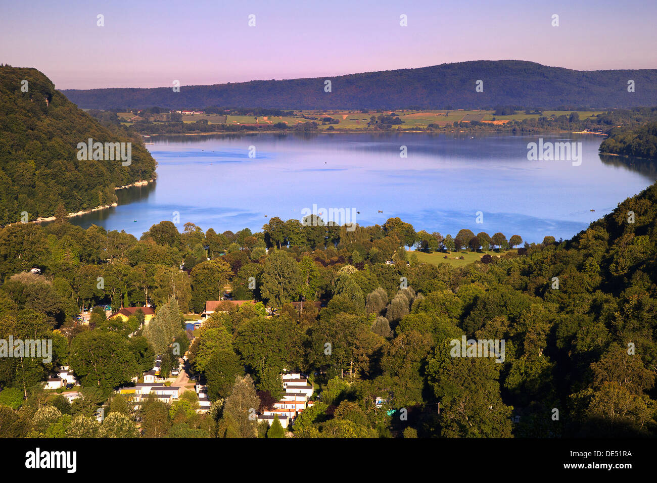 Vue aérienne du lac de Chalain (lac de Chalain) et Domaine de Chalain camping resort à l'aube