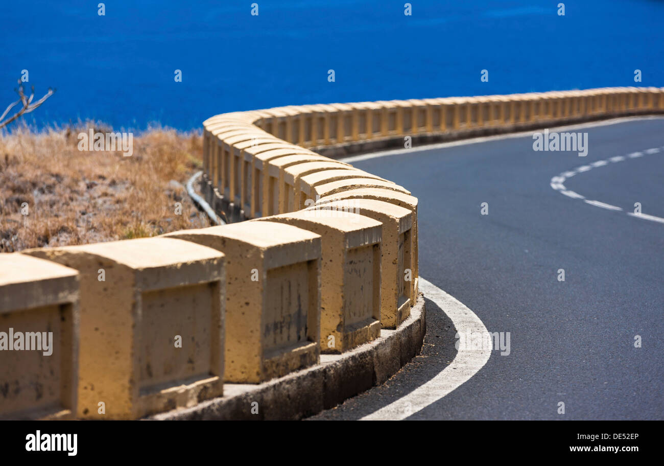 Barrière routière sur une route de montagne sinueuse à El Suclum, la Montañita, la Montañita, Tenerife, Canaries, Espagne Banque D'Images