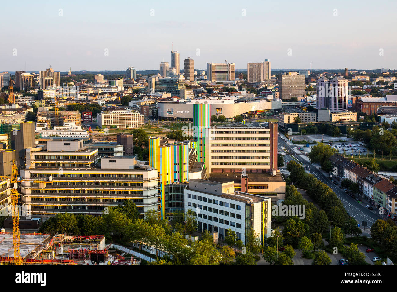 Skyline de Essen, Allemagne, les bâtiments de l'université à l'avant. Banque D'Images