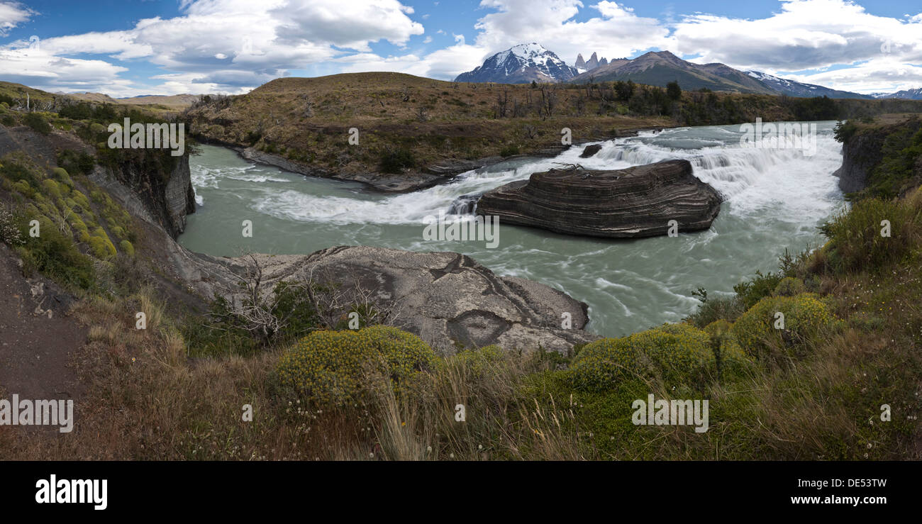 Vue panoramique sur une cascade de la rivière Rio Paine, Parc National Torres del Paine, le lac Pehoe, Région de Magallanes Banque D'Images