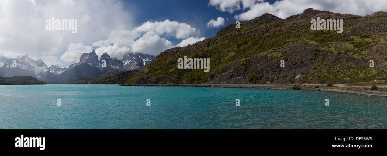 Vue panoramique de Lago Nordenskjöld, le lac Nordenskjöld, en face de la montagne Cuernos del Paine dans le Torres del Paine Banque D'Images