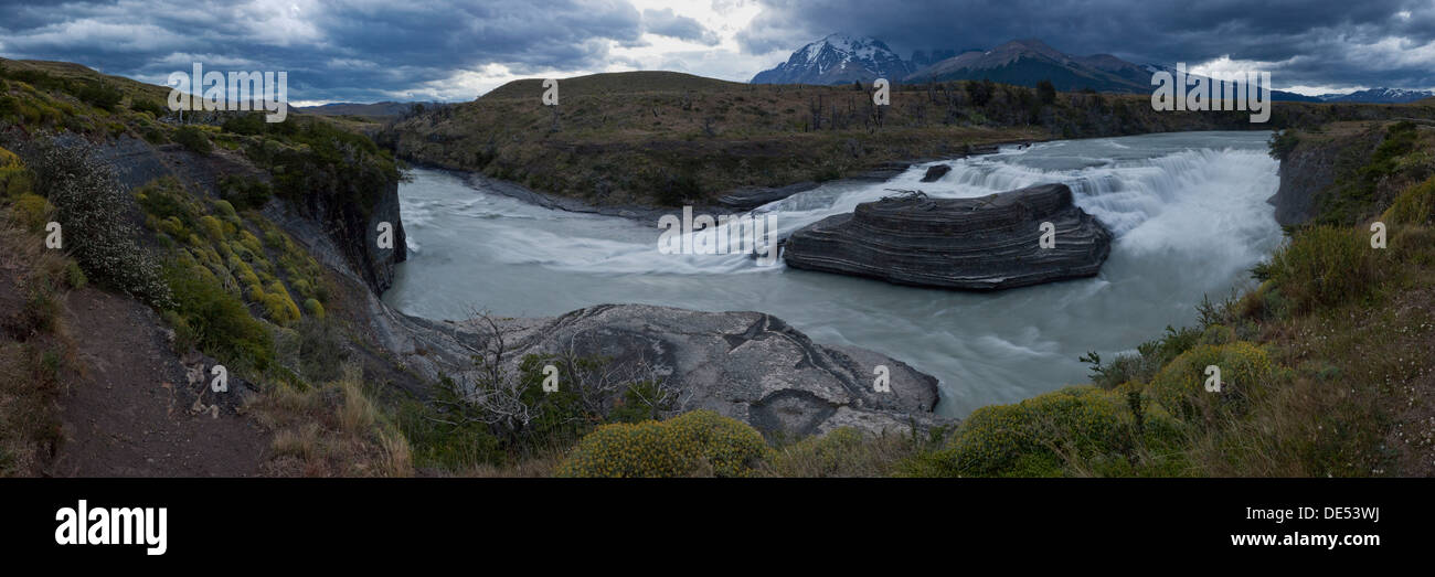 Vue panoramique d'une chute le long de la rivière glaciaire du Rio Paine dans le Parc National Torres del Paine, le Lac Pehoe Banque D'Images